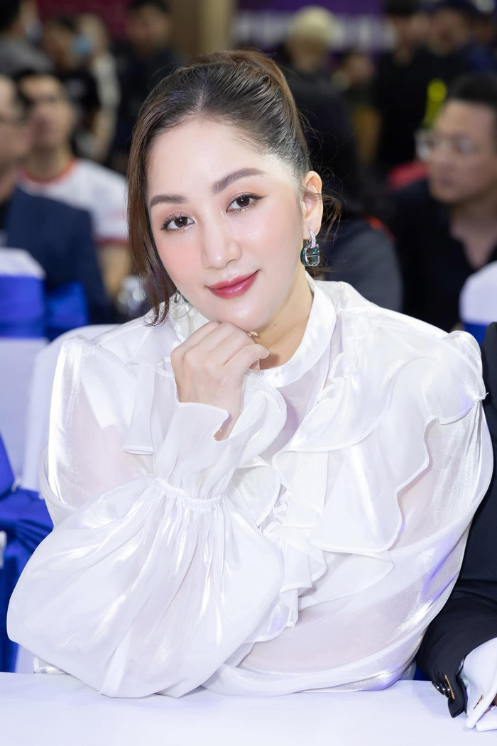 Khánh Thi không giấu khỏi sự mệt mỏi khi lộ diện ở chốn đông người