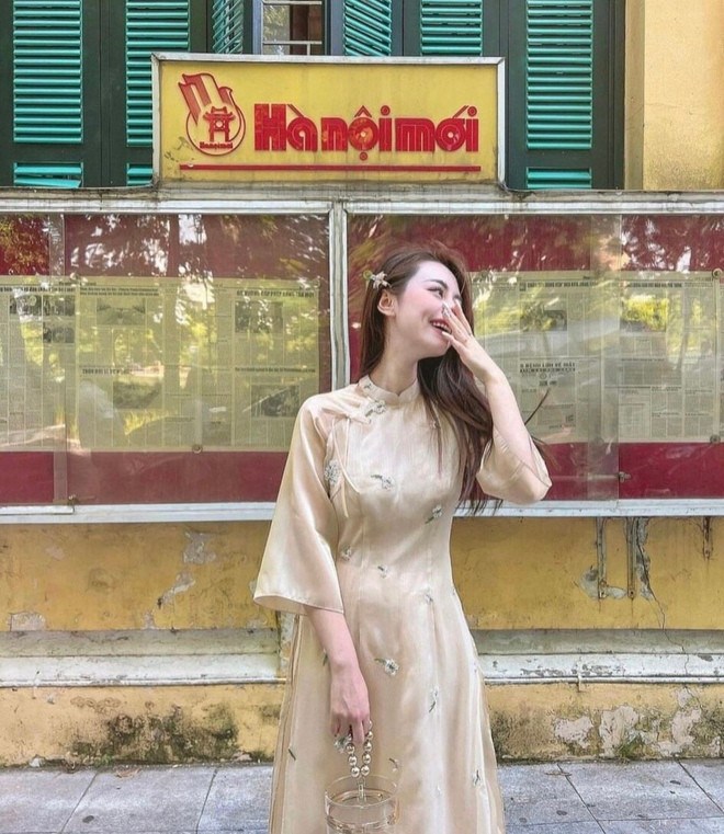 Áo dài phủ đầy các địa điểm nổi tiếng của thủ đô những ngày cận kề Tết Nguyên Đán 2024. (Ảnh: Sưu tầm).