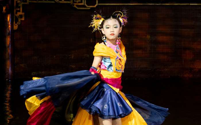 Mẫu nhí xoay váy thần thánh trên sàn catwalk Ảnh 2