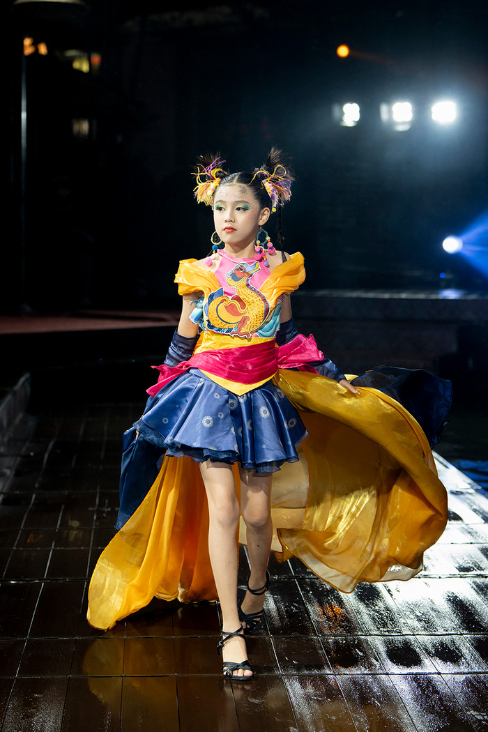 Cô bé trình diễn vô cùng tự tin trên sàn catwalk.