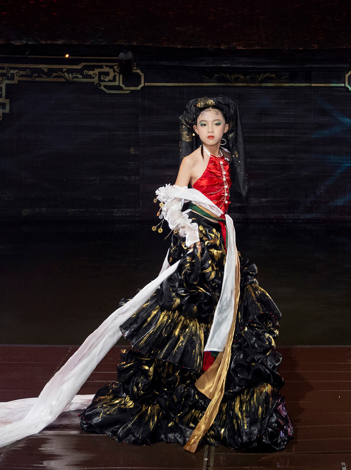 Mẫu nhí xoay váy thần thánh trên sàn catwalk Ảnh 6