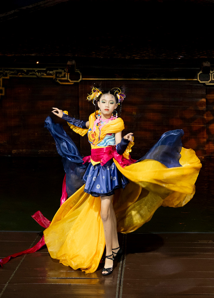 Mẫu nhí xoay váy thần thánh trên sàn catwalk Ảnh 2