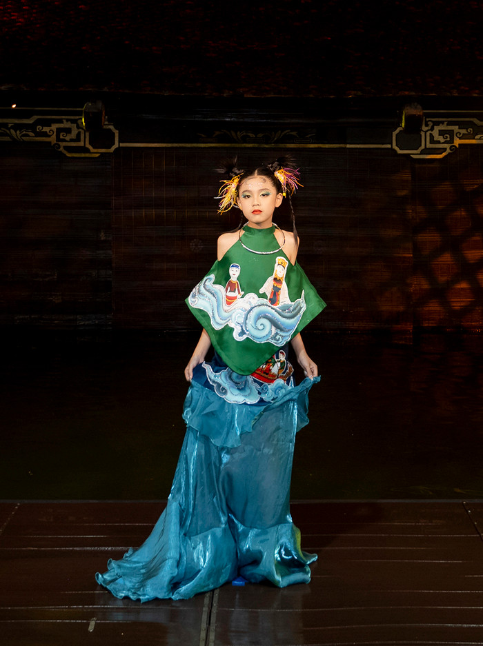 Mẫu nhí xoay váy thần thánh trên sàn catwalk Ảnh 5