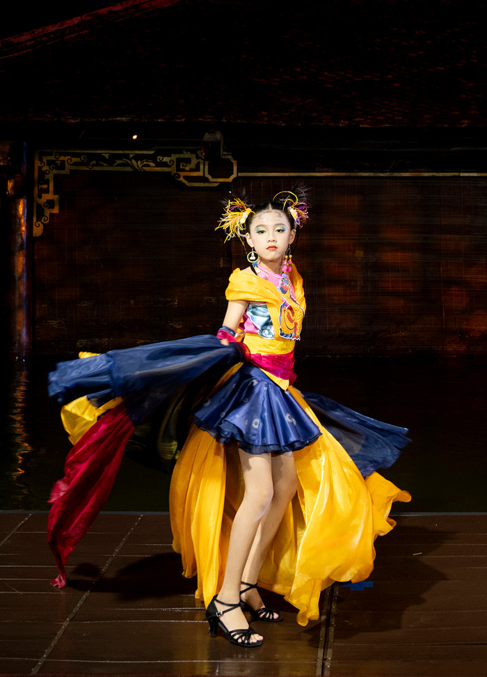 Mẫu nhí Khánh Nhã với cú xoay váy thần thánh.