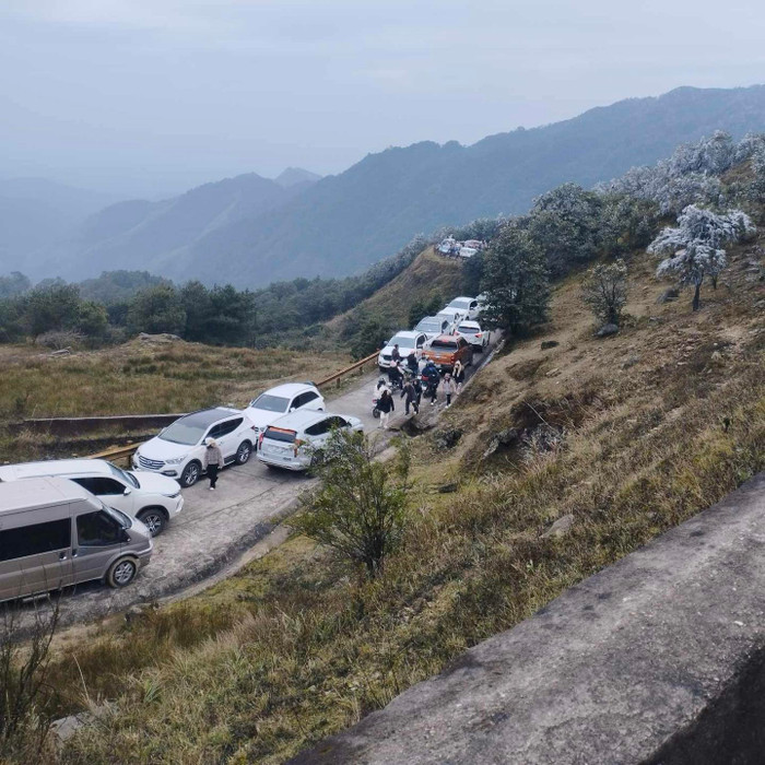 Từng đoàn xe nối đuôi nhau do tình trạng ùn tắc kéo dài trong nhiều giờ liền. Ảnh: Quốc Trường/Beat Lạng Sơn