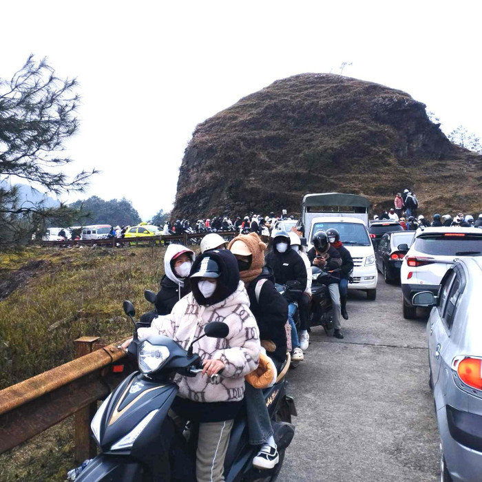 Nhiều cung đường dẫn từ chân núi lên đỉnh Mẫu Sơn ùn ứ cả chục km, không thể di chuyển. Ảnh: Quốc Trường/Beat Lạng Sơn