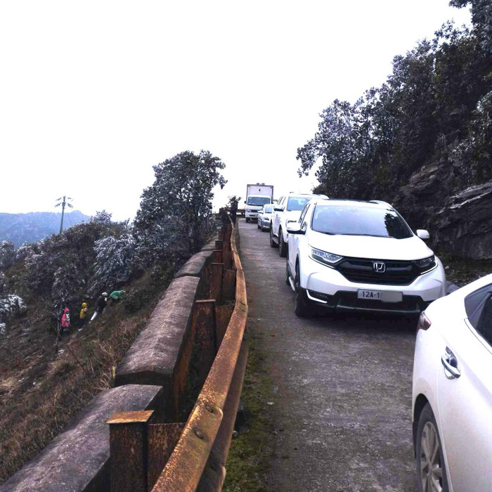 Trước tình trạng ùn ứ, lực lượng CSGT huyện Lộc Bình phải ra phân luồng, điều tiết giao thông. Ảnh: Quốc Trường/Beat Lạng Sơn