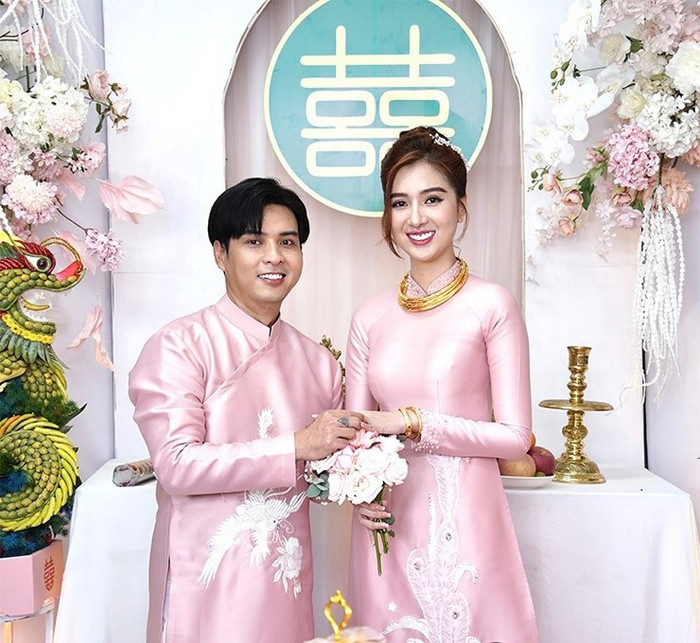 Đến tháng 8/2023, cặp đôi đã tổ chức lễ ăn hỏi tại Cà Mau (quê nhà của cô dâu).