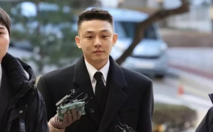 Yoo Ah In luôn giữ im lặng khi xuất hiện tại phiên toà thứ hai Ảnh 2