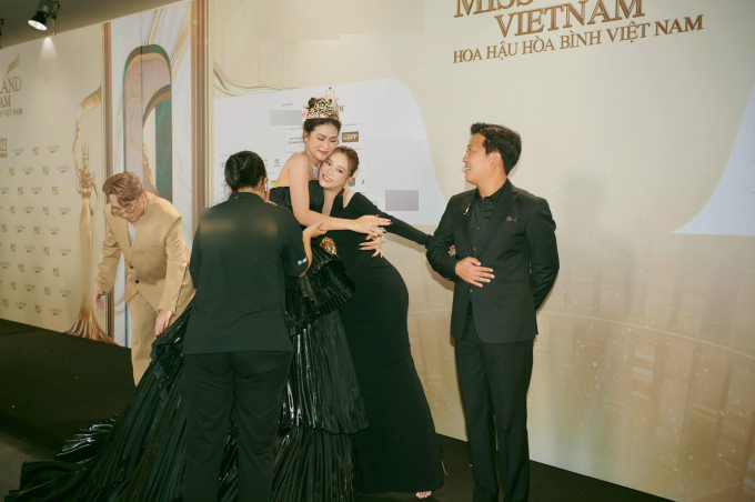 Phát La ân cần chỉnh váy cho đàn em trên thảm đỏ chung kết Miss Grand Vietnam 2023.