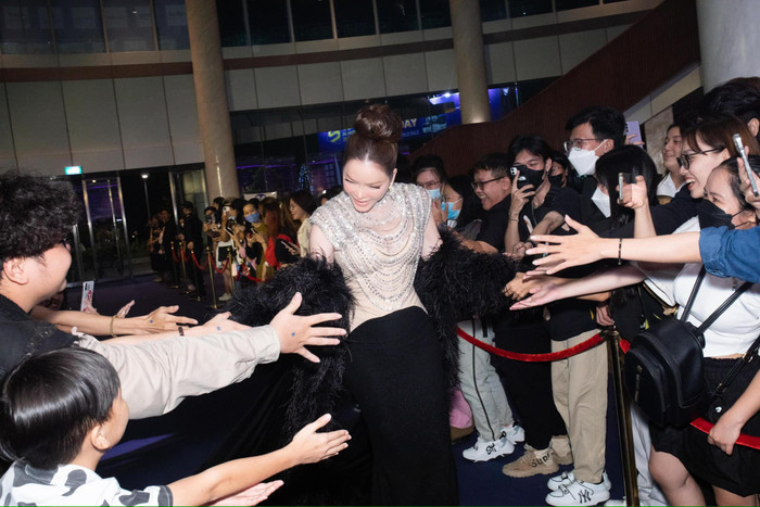 Khi xuất hiện ở chốn đông người, Lý Nhã Kỳ được khán giả săn đón nồng nhiệt