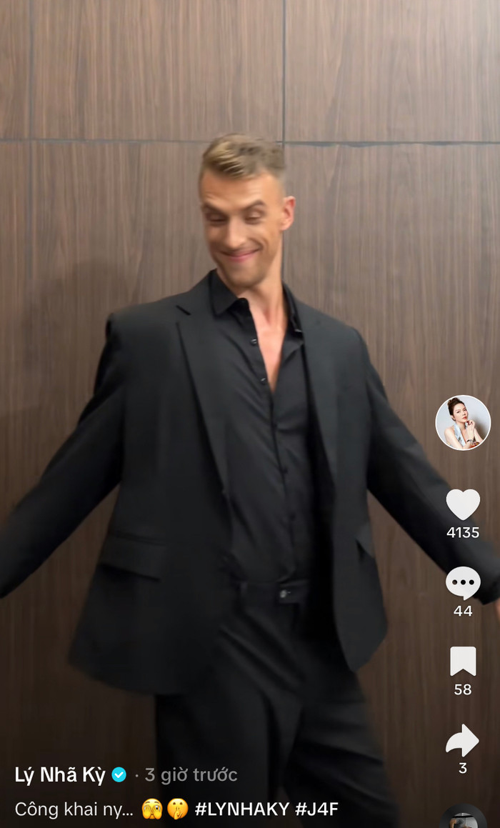 Và chàng trai được Lý Nhã Kỳ nắm tay đã lộ diện...