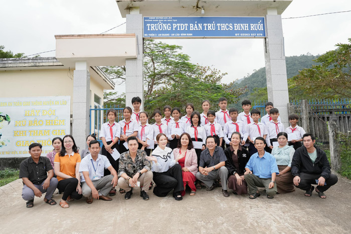 Cách đây không lâu, Lý Nhã Kỳ và NSUT Việt Anh đã cùng nhau đi làm từ thiện