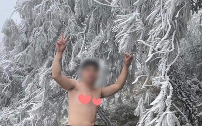 Băng tuyết phủ kín đỉnh Mẫu Sơn, thanh niên có hành động khiến ai cũng tái tê Ảnh 2