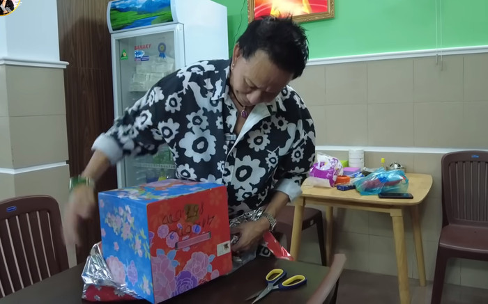 Nam danh hài từng được mời hát đám cưới giá 500 triệu, giờ cùng vợ kém 29 tuổi bán cơm tấm nuôi con nhỏ Ảnh 2