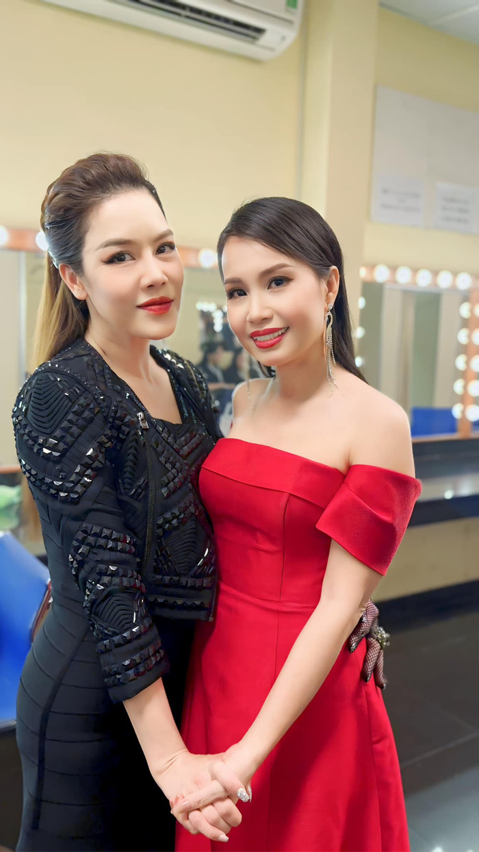 Sự kiện Làn sóng xanh 2023 chính là lần đầu tiên người hâm mộ được nhìn thấy Cẩm Ly và Thu Phương - hai giọng ca gạo cội của làng nhạc Việt xuất hiện chung khung hình. Tuy đều đã bước sang tuổi 50, nhưng hai nữ ca sĩ vẫn giữ được diện mạo trẻ trung, xinh đẹp và giọng hát ngày một thăng hoa.