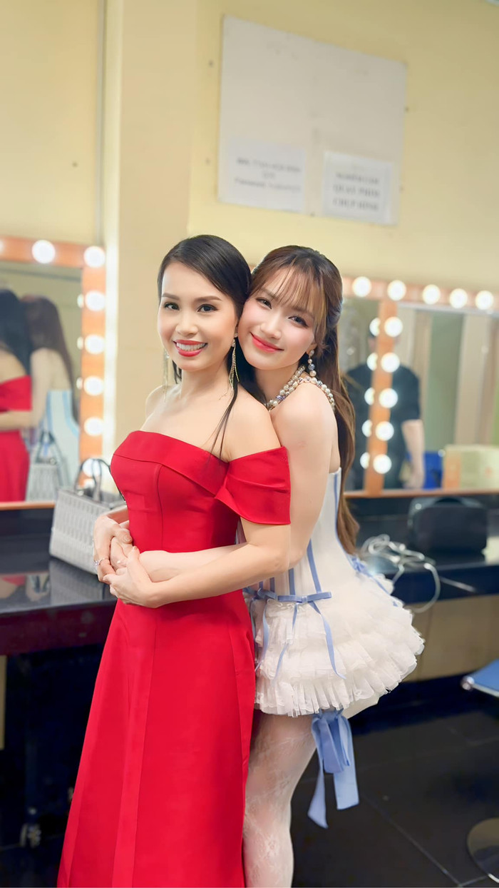Cẩm Ly và Hòa Minzy 'tình thương mến thương' bên trong hậu trường của Lễ trao giải, dù chênh lệch nhau hơn 20 tuổi, nhưng 'chị Tư' vẫn rất đỗi xinh đẹp không thua kém gì đàn em.