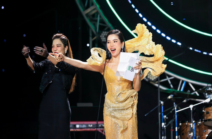 Khoảnh khắc Lệ Quyên trao giải đang gây tranh cãi ở khắp các nền tảng mạng xã hội