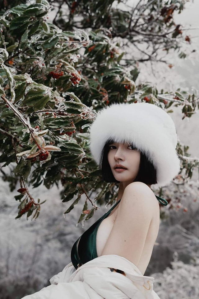 Cô gái tạo dáng chụp ảnh giữa băng tuyết khiến nhiều người ngán ngẩm.