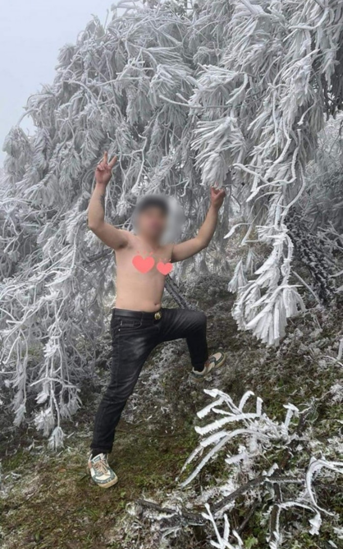 Nam thanh niên cởi áo chụp ảnh giữa băng tuyết gây xôn xao trước đó.