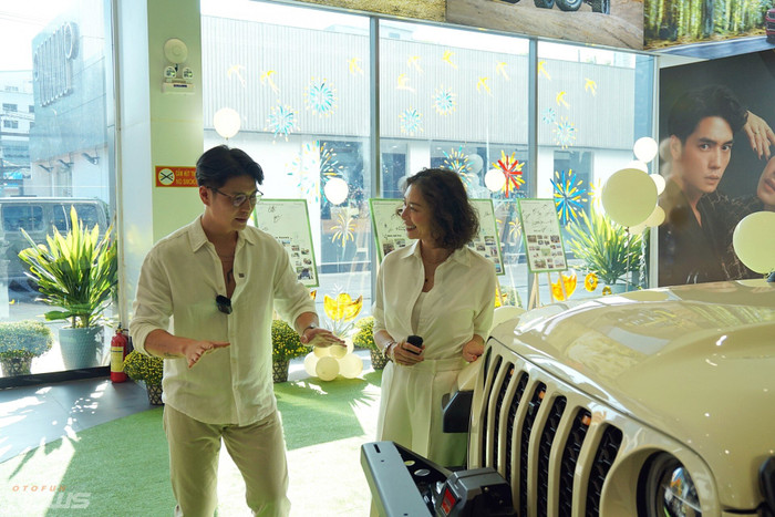 Ngô Thanh Vân dành ánh mắt tình tứ khi Huy Trần ngắm nhìn chiếc xe mới tặng vợ (Ảnh: Otofun News)