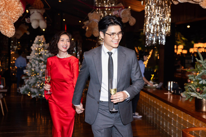 Huy Trần luôn giữ thói quen nắm chặt tay Ngô Thanh Vân ở chốn đông người