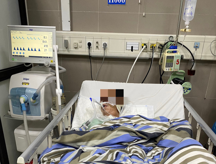 Nam bệnh nhân đang được điều trị tại bệnh viện. (Ảnh: BVCC).