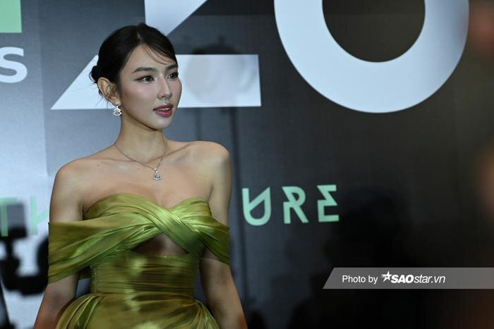 Trước đó ở thảm đỏ, Thùy Tiên đã chiêu đãi giới truyền thông hình ảnh đầy táo bạo, gợi cảm