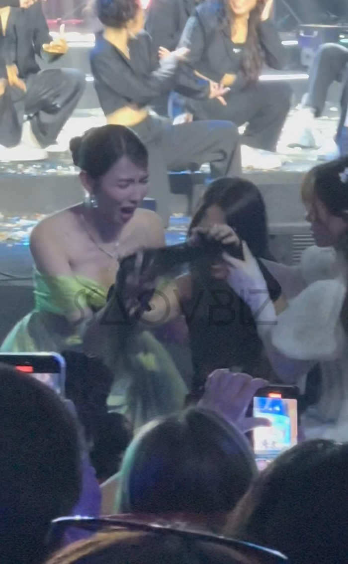 Thùy Tiên đưa tóc giả cho Tlinh, nữ ca sĩ không giấu khỏi sự bối rối, ngỡ ngàng trong tình huống 'dở khóc dở cười' (Ảnh: Sao Vbiz)