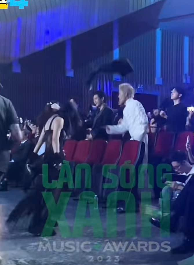 Tóc phím giả của Tlinh bất ngờ rơi ra, tuy nhiên không nhiều nghệ sĩ để ý đến sự cố này (Ảnh: Làn Sóng Xanh)