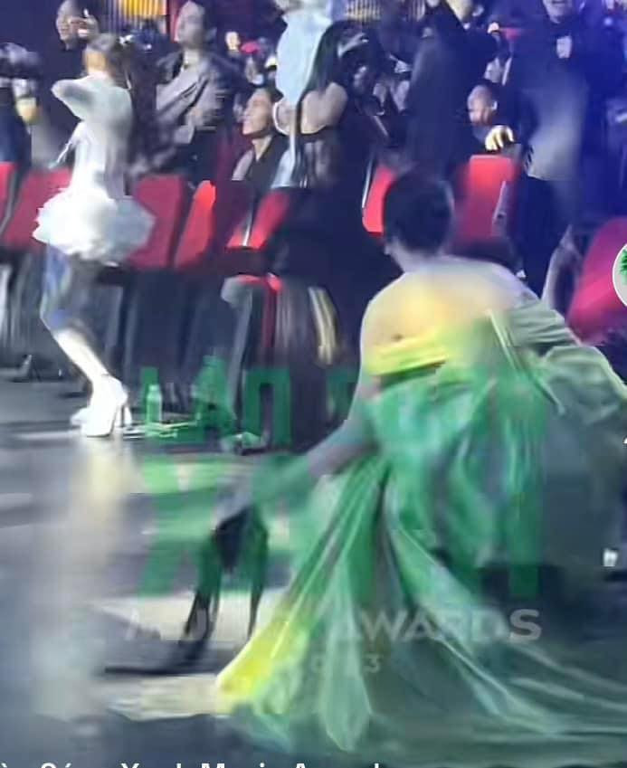 Thùy Tiên tinh mắt đã nhanh chóng lụm tóc giả cho Tlinh (Ảnh: Làn Sóng Xanh)