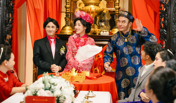 Chú rể tay trong tay với Puka là Huỳnh Lập, ông mai là Lê Dương Bảo Lâm.