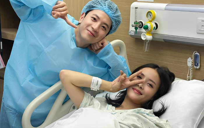 Nữ diễn viên Việt sẽ sinh con trong hôm nay, lộ hình ảnh cùng ông xã bên giường mổ Ảnh 2