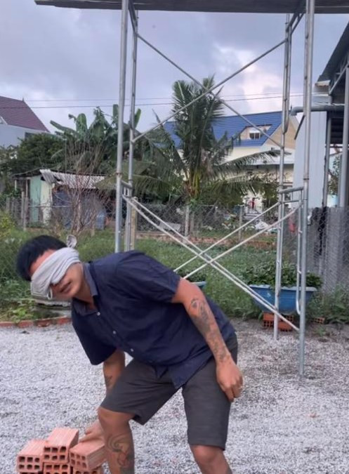 Thời gian gần đây, Lộc Fuho thường khoe kỹ năng tung gạch lên giàn giáo trên cao.