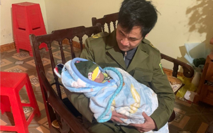 Bé trai sơ sinh bị bỏ rơi giữa cái rét lạnh cóng của Lạng Sơn Ảnh 2