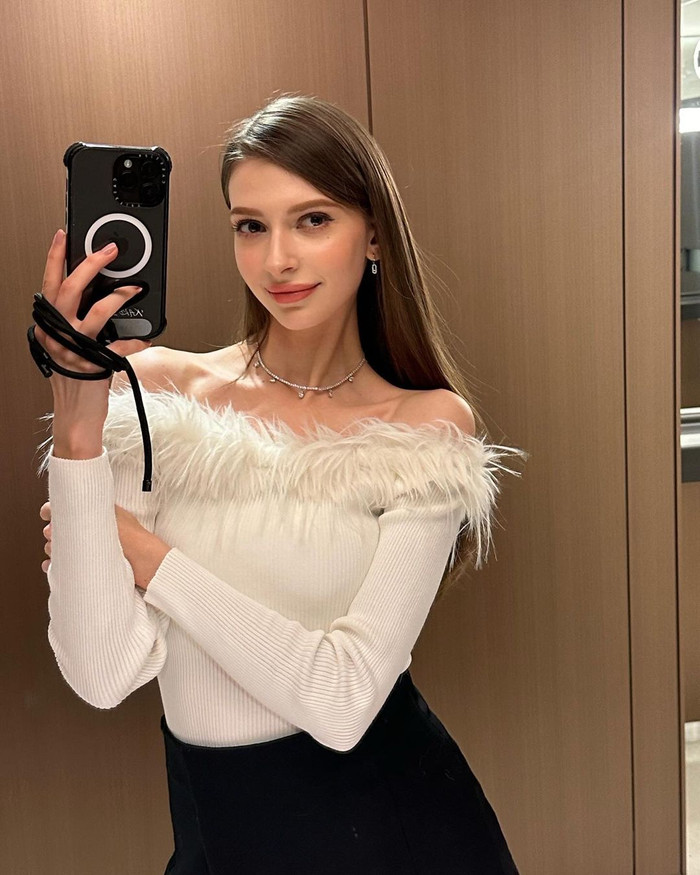 Trước khi thi nhan sắc, cô hoạt động dưới vai trò người mẫu chuyên nghiệp, chụp một số bộ ảnh swimsuits.