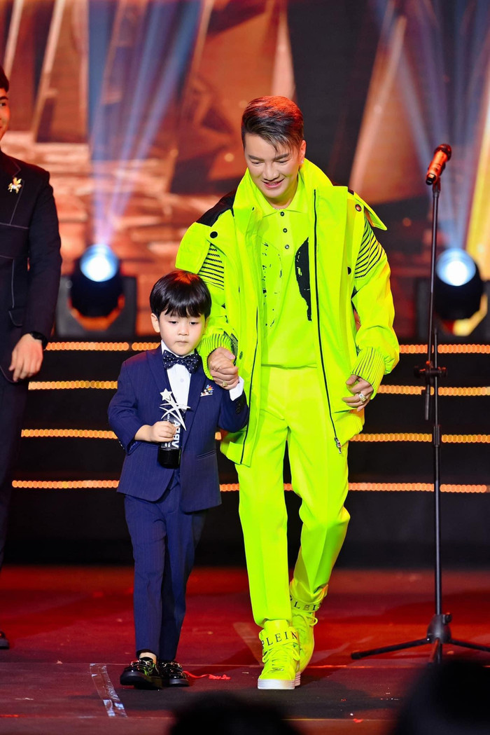 Đàm Vĩnh Hưng và con trai lên nhận giải thưởng.