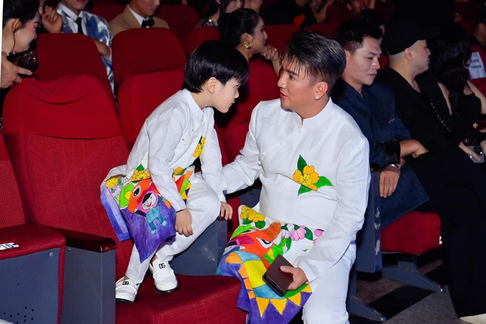 Trong một buổi lễ trao giải, quý tử nhà Đàm Vĩnh&nbsp;Hưng&nbsp;đã bất ngờ đoạt được tận 2 giải thưởng.