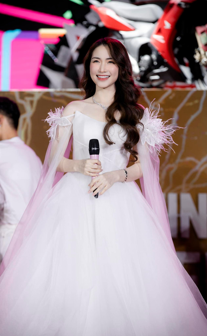 Mỗi khi đi hát, Hòa Minzy được nhận xét giống hệt một nàng công chúa
