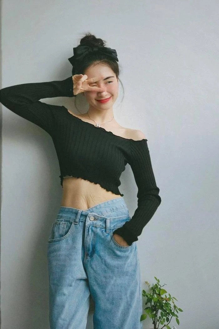 Hòa Minzy không ngần ngại khoe vòng eo chằng chịt vết rạn