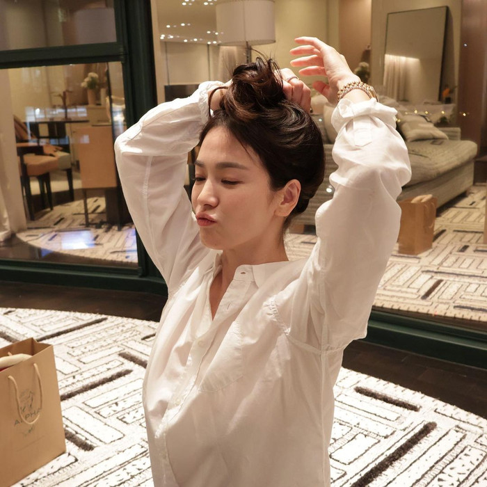 Song Hye Kyo tự vò tóc rối tung, tự tin khoe cổ thanh thoát, nữ tính