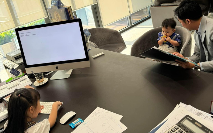 Theo phụ huynh đi làm, nhóc tỳ nhà Cường Đô La ra dáng 'tổng tài nhí' Ảnh 2