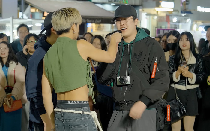 Nam ca sĩ Việt đưa micro cho 1 khán giả nước ngoài hát trên phố, nhận về cái kết đầy bất ngờ Ảnh 2