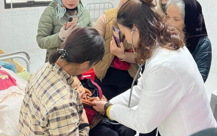 Bé trai hơn 2 tuổi bị bỏ rơi ở cánh đồng, lá thư tay viết vội để lại gây chú ý Ảnh 2