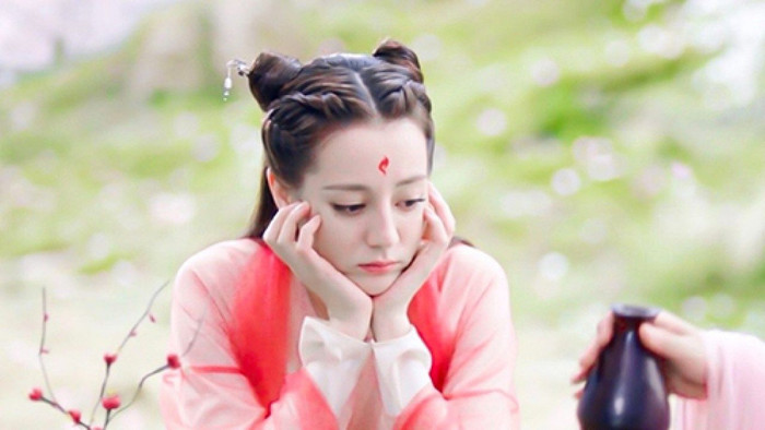 Sự nghiệp của Địch Lệ Nhiệt Ba có chuyển biến tích cực nhờ vai Phượng Cửu, phim Tam Sinh Tam Thế Thập Lý Đào Hoa và Chẩm Thượng Thư. 