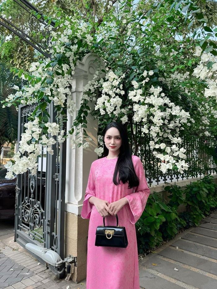 Hương Giang khoe nhan sắc ở tuổi 32 vào những ngày cận tết trước biệt thự hạng sang. 