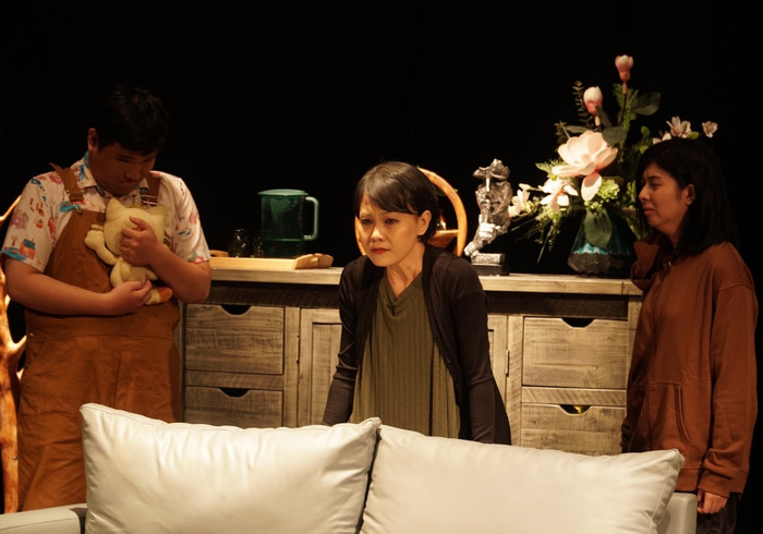 Nghệ sĩ Hoàng Thy nâng đỡ các diễn viên trẻ trong buổi phúc khảo vở diễn Khúc Dạ Tâm.