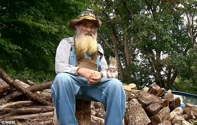 Nam diễn viên người Mỹ Herbert Coward, 85 tuổi và vợ đã qua đời trong một vụ tai nạn xe hơi trên đường cao tốc bang Bắc Carolina, Mỹ.