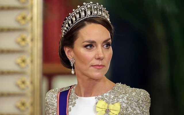 Chi tiết cụ thể của ca phẫu thuật không được tiết lộ, ngoại trừ việc nó không phải do ung thư.