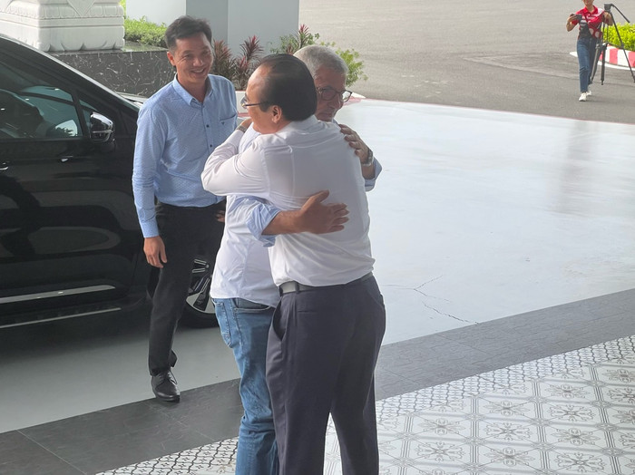 HLV Calisto vui mừng trong ngày gặp lại bầu Thắng vào tháng 9 năm ngoái.